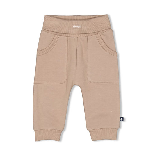 Beige Hose aus der Let’s Go! Kollektion von Feetje, die Komfort und Stil vereint.