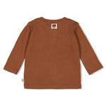 Dieses braune Langarmshirt aus der Wild World Kollektion von Feetje besticht durch einen charmanten kleinen Bären und verbindet Komfort mit stilvoller Kindermode.