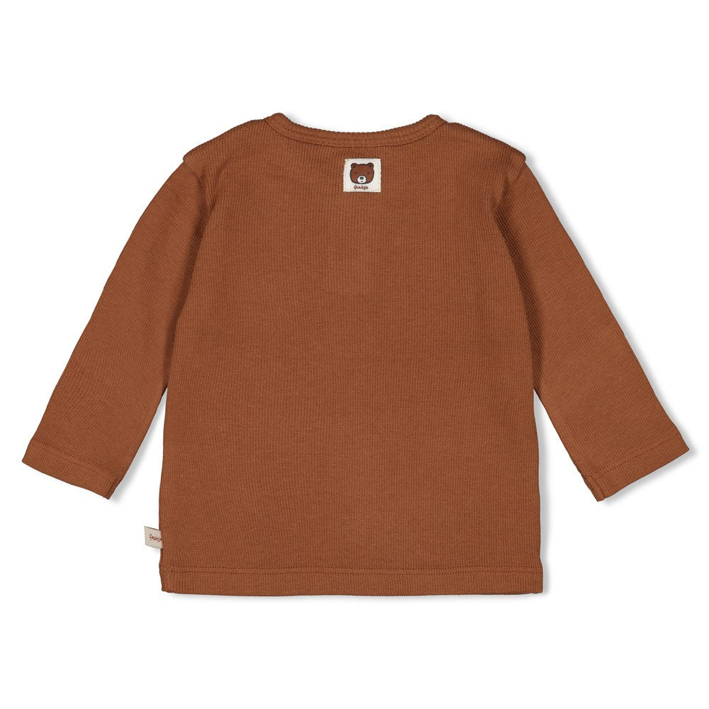 Dieses braune Langarmshirt aus der Wild World Kollektion von Feetje besticht durch einen charmanten kleinen Bären und verbindet Komfort mit stilvoller Kindermode.