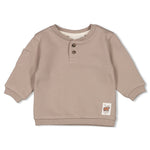 Dieser braune Pullover stammt aus der Wild World Kollektion von Feetje und besticht durch seine elegante Ausstrahlung.