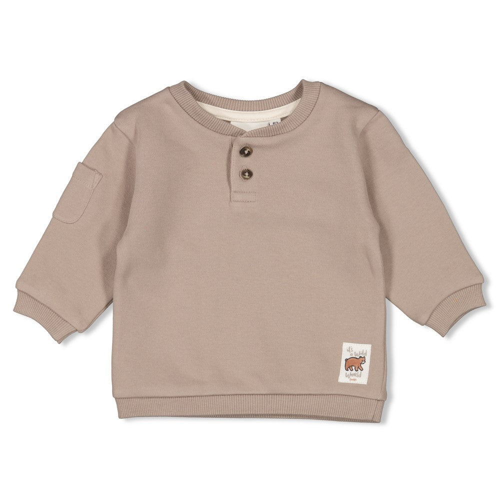 Dieser braune Pullover stammt aus der Wild World Kollektion von Feetje und besticht durch seine elegante Ausstrahlung.