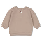 Dieser braune Pullover stammt aus der Wild World Kollektion von Feetje und besticht durch seine elegante Ausstrahlung.