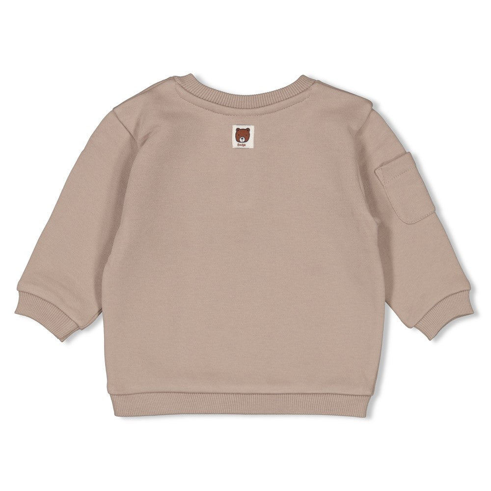 Dieser braune Pullover stammt aus der Wild World Kollektion von Feetje und besticht durch seine elegante Ausstrahlung.