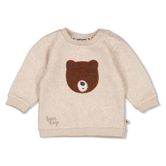 Dieser beiger Pullover aus der Wild World Kollektion von Feetje besticht durch ein edles, flauschiges braunes Bärenmotiv und verbindet Komfort mit stilvoller Eleganz.