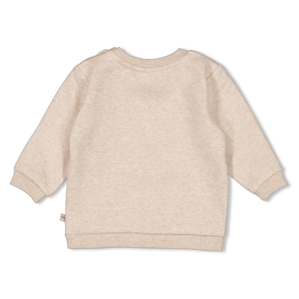 Dieser beiger Pullover aus der Wild World Kollektion von Feetje besticht durch ein edles, flauschiges braunes Bärenmotiv und verbindet Komfort mit stilvoller Eleganz.