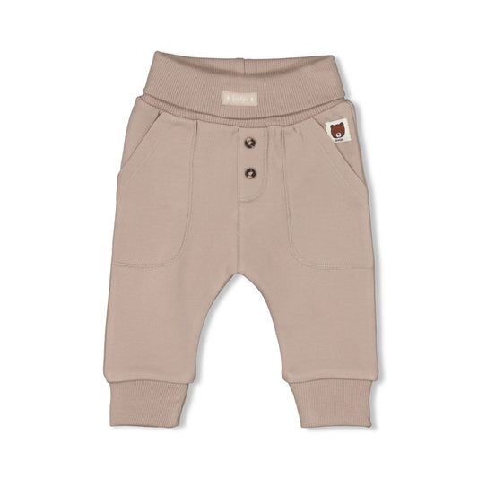 Diese braune Hose stammt aus der Wild World Kollektion von Feetje und bietet eine stilvolle Ergänzung für jede Garderobe.