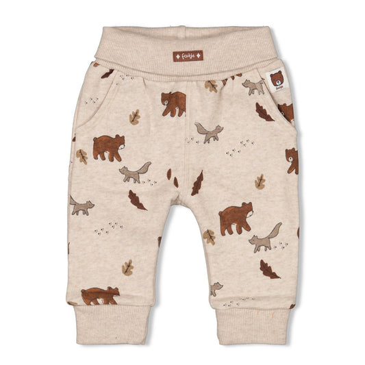 Diese beige Hose mit Bärenmotiven stammt aus der Wild World Kollektion von Feetje und bietet einen bequemen und stilvollen Look für Ihr Kind.