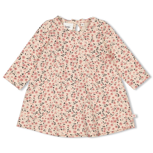 Dieses Kleid mit Blumenmuster stammt aus der Woodland Bloom Kollektion von Feetje und verbindet zarte Naturmotive mit angenehmem Tragekomfort.