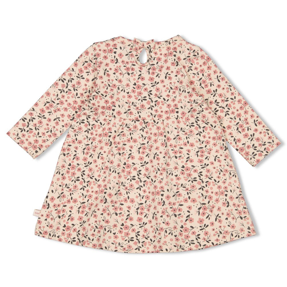 Dieses Kleid mit Blumenmuster stammt aus der Woodland Bloom Kollektion von Feetje und verbindet zarte Naturmotive mit angenehmem Tragekomfort.