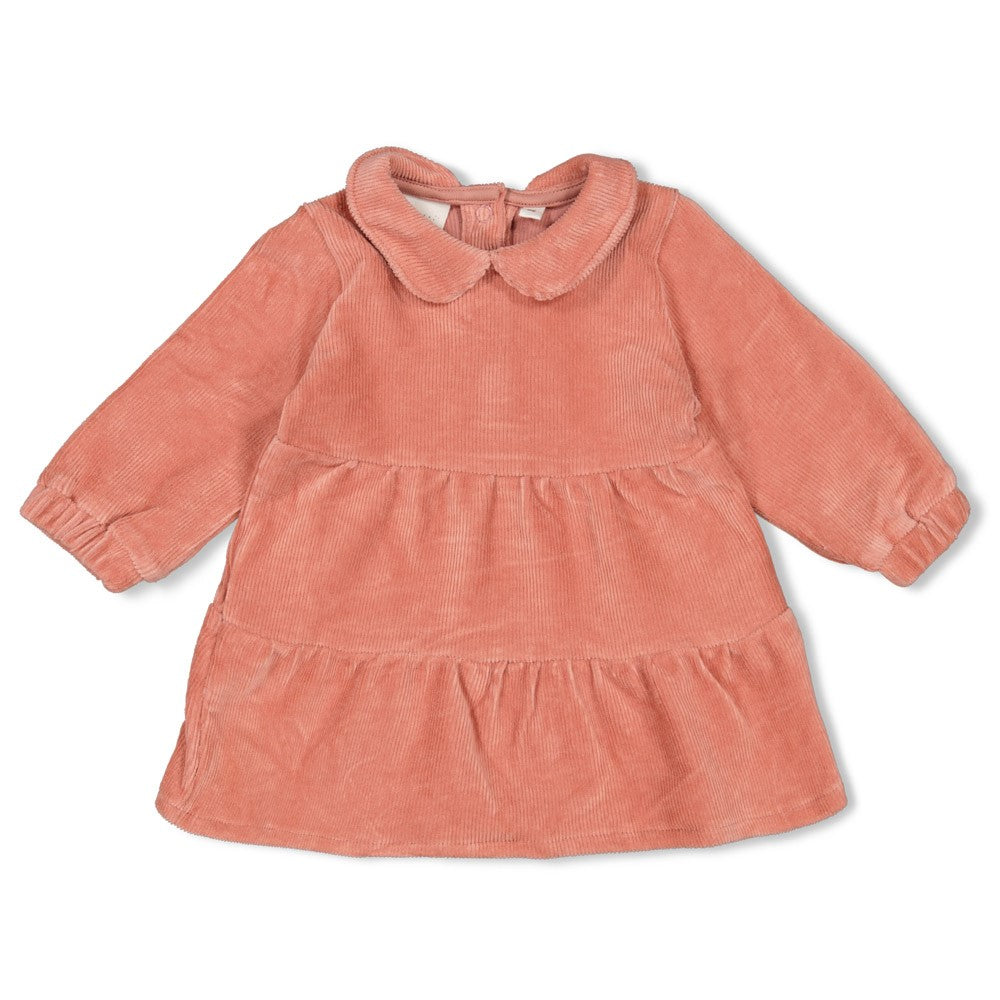 Dieses rosa Samtkleid mit Rippstruktur aus der Woodland Bloom Kollektion von Feetje besticht durch einen charmanten Kragen und praktische Knöpfe zum Schließen.