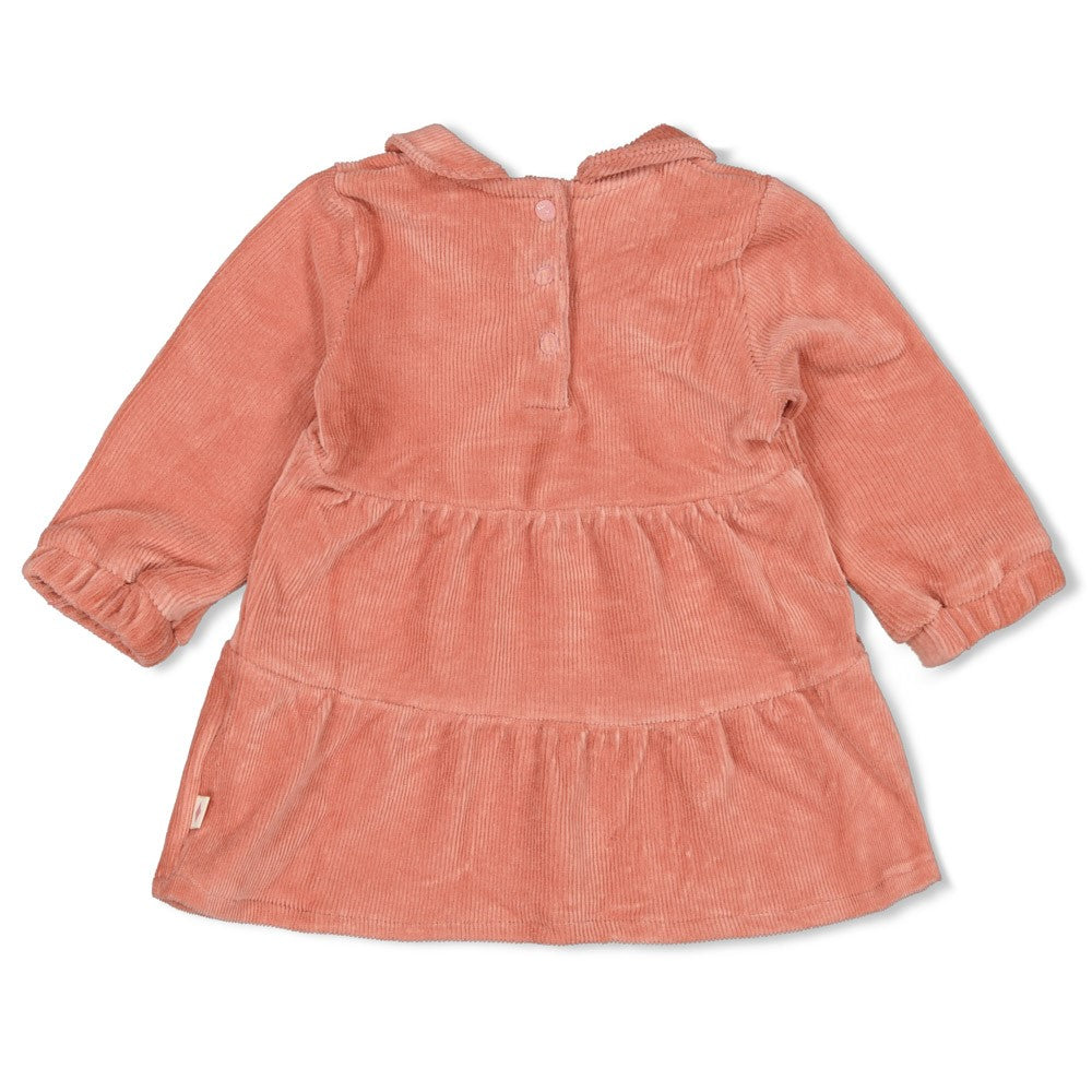 Dieses rosa Samtkleid mit Rippstruktur aus der Woodland Bloom Kollektion von Feetje besticht durch einen charmanten Kragen und praktische Knöpfe zum Schließen.