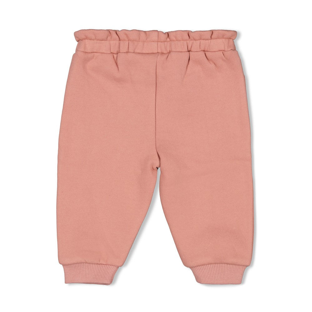 Diese rosa Hose aus der Woodland Bloom Kollektion von Feetje ist eine liebevolle Wahl für jeden Anlass.