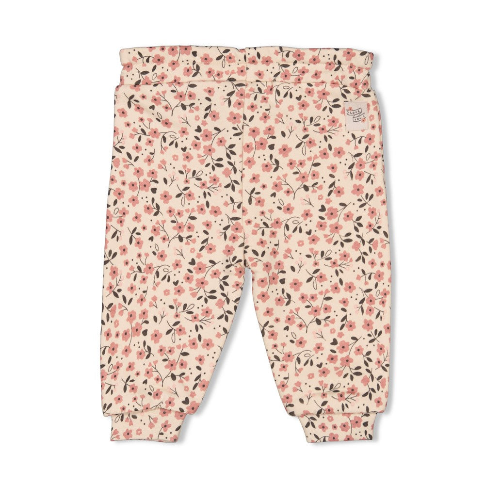 Diese Hose präsentiert sich mit einem floralen Allover-Print und gehört zur Woodland Bloom Kollektion von Feetje.