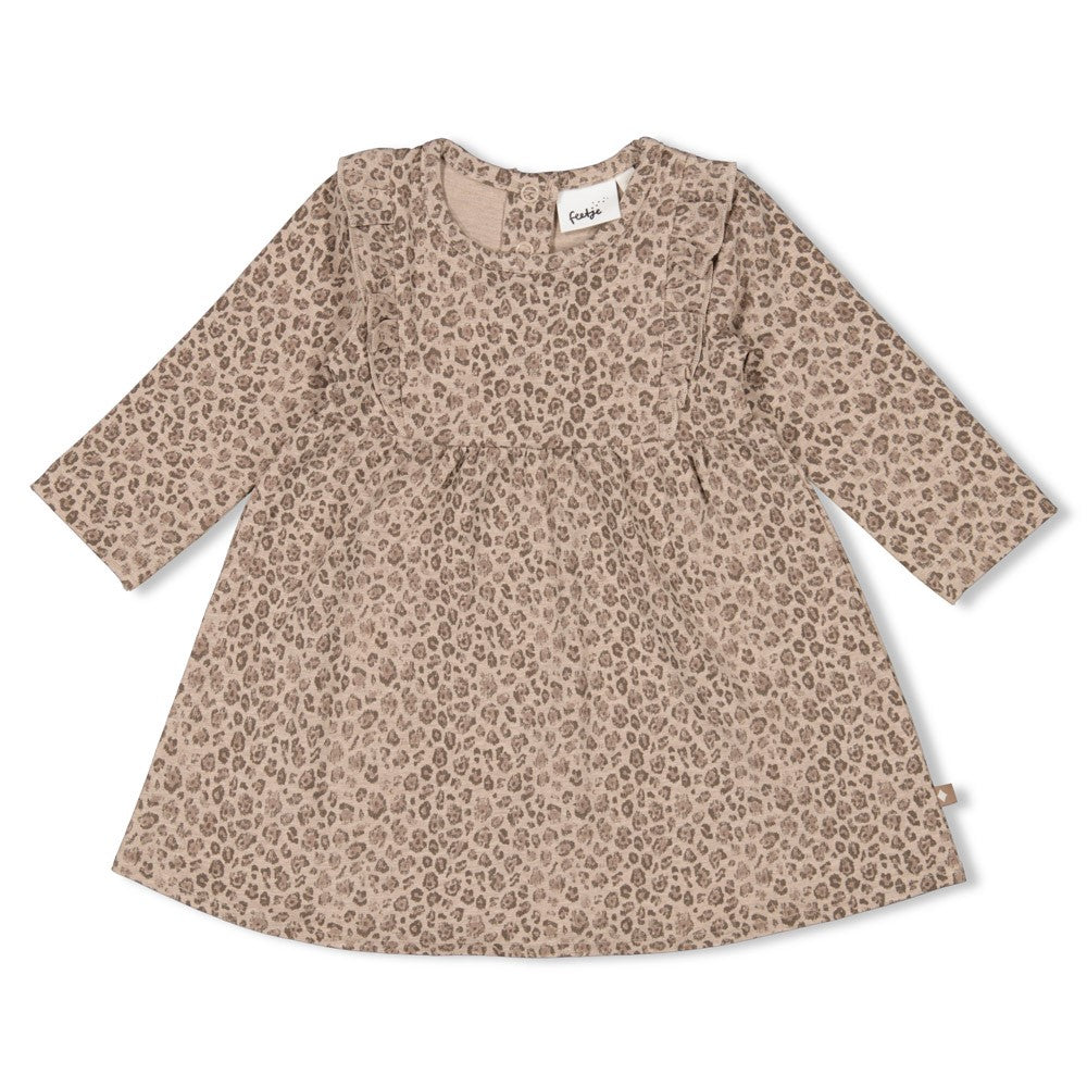 Dieses charmante Kleid mit Leopardenmuster stammt aus der Better Together Kollektion von Feetje und verleiht jedem Outfit einen verspielten Akzent.