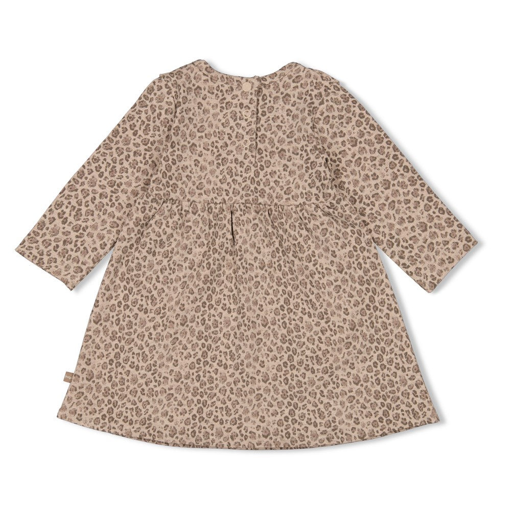 Dieses charmante Kleid mit Leopardenmuster stammt aus der Better Together Kollektion von Feetje und verleiht jedem Outfit einen verspielten Akzent.