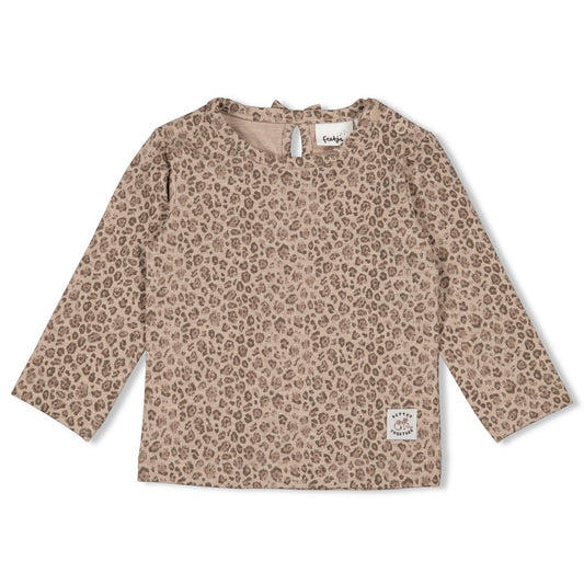 Dieses Langarmshirt aus der Better Together Kollektion von Feetje besticht durch seinen durchgehenden Leoparden-Print und verleiht jedem Outfit einen auffälligen Look.