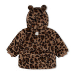 Diese kuschelige Teddyjacke mit Kapuze im angesagten Leopardenmuster stammt aus der Better Together Kollektion von Feetje und bietet angenehmen Tragekomfort sowie stylisches Design.