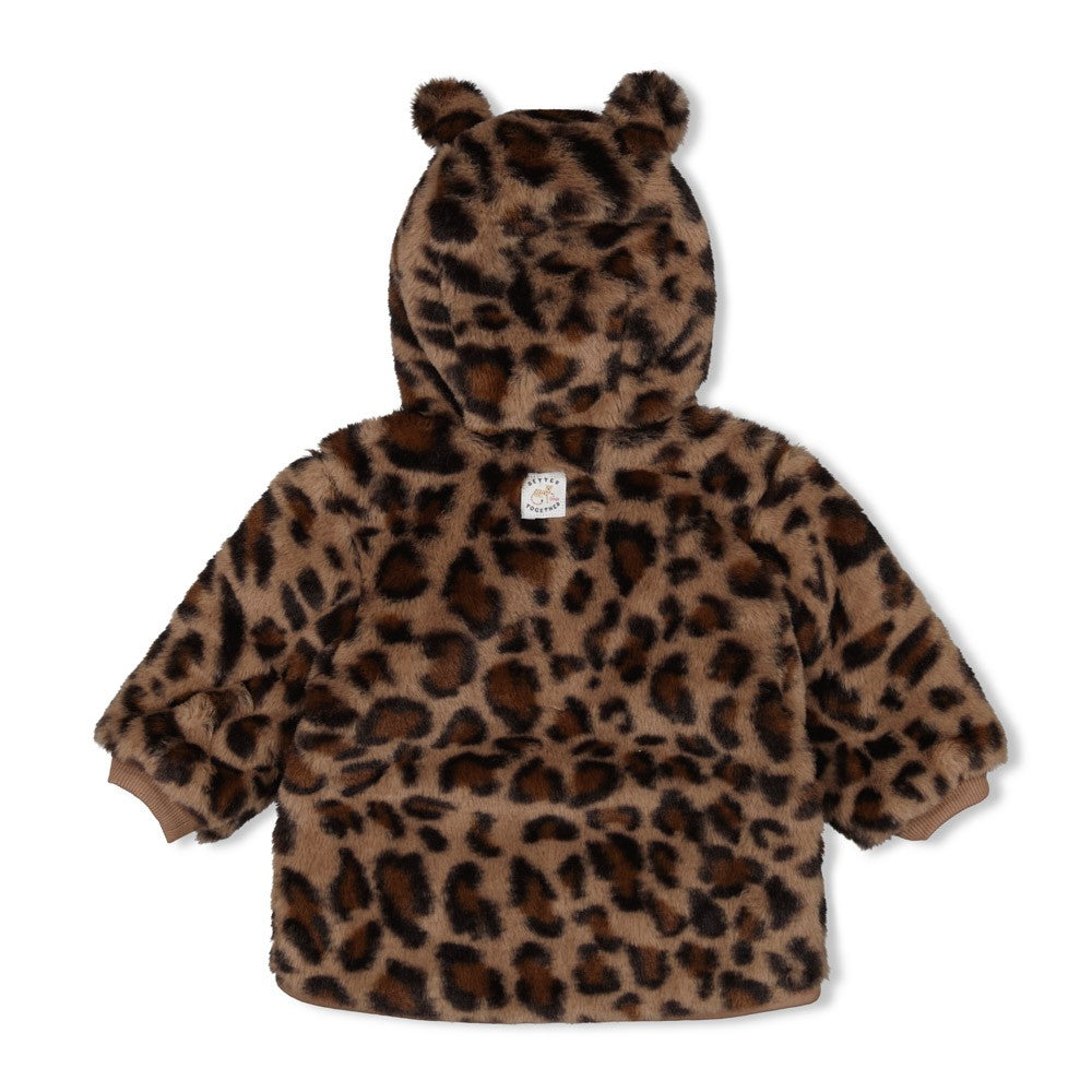 Diese kuschelige Teddyjacke mit Kapuze im angesagten Leopardenmuster stammt aus der Better Together Kollektion von Feetje und bietet angenehmen Tragekomfort sowie stylisches Design.