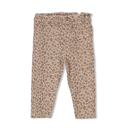 Diese Leggings aus der Better Together Kollektion von Feetje überzeugen mit einem auffälligen, durchgehenden Leopardenmuster – perfekt, um Ihrem Outfit einen einzigartigen und stilvollen Akzent zu verleihen.