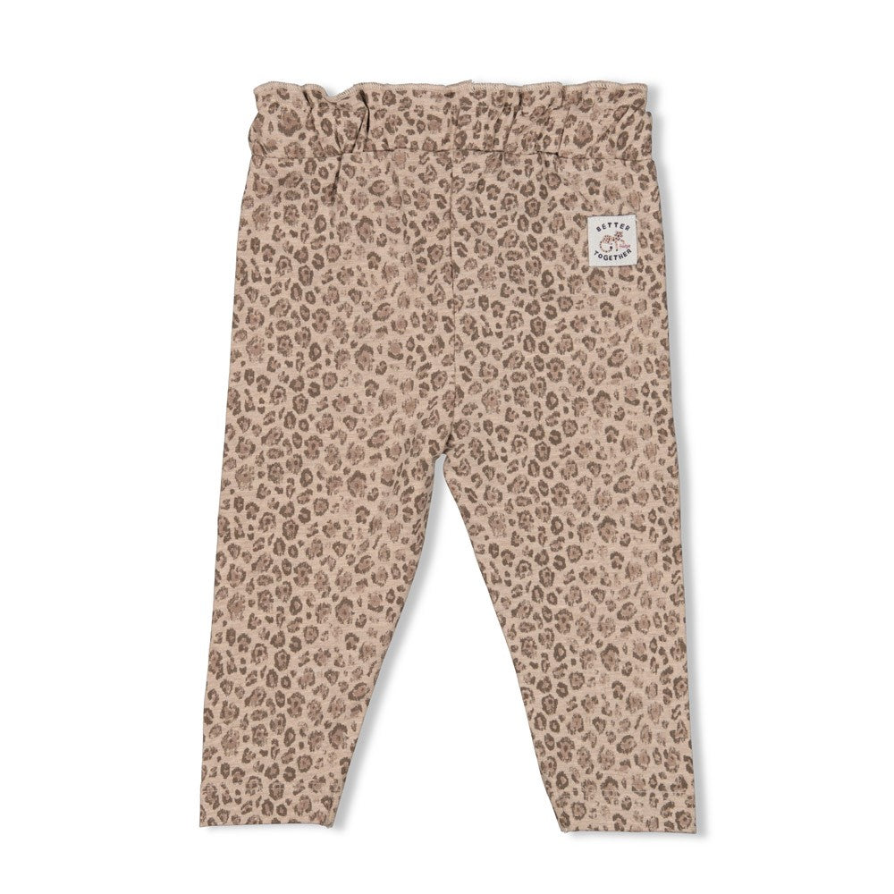 Diese Leggings aus der Better Together Kollektion von Feetje überzeugen mit einem auffälligen, durchgehenden Leopardenmuster – perfekt, um Ihrem Outfit einen einzigartigen und stilvollen Akzent zu verleihen.