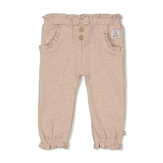 Diese Hose mit Rüschen stammt aus der eleganten Better Together Kollektion von Feetje.
