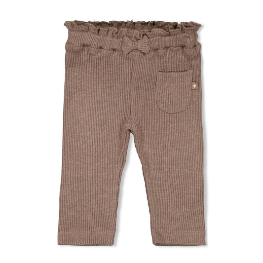 Diese braunen, gerippten Leggings stammen aus der exklusiven Better Together Kollektion von Feetje und verbinden Komfort mit elegantem Design.