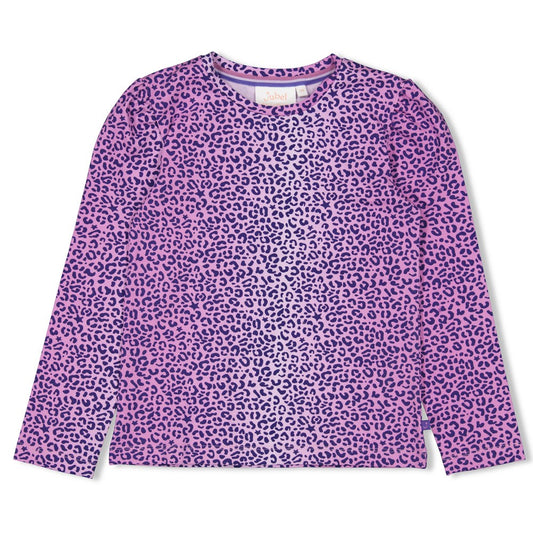 Dieses lilafarbene Langarmshirt mit durchgehendem Leopardenmuster stammt aus der Wild Soul Kollektion von Jubel und verleiht jedem Outfit einen wilden, modischen Akzent.