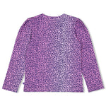 Dieses lilafarbene Langarmshirt mit durchgehendem Leopardenmuster stammt aus der Wild Soul Kollektion von Jubel und verleiht jedem Outfit einen wilden, modischen Akzent.