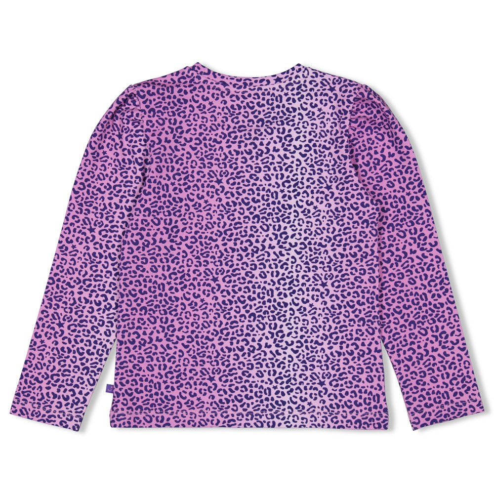 Dieses lilafarbene Langarmshirt mit durchgehendem Leopardenmuster stammt aus der Wild Soul Kollektion von Jubel und verleiht jedem Outfit einen wilden, modischen Akzent.