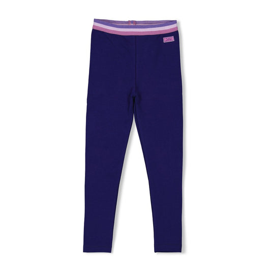 Diese dunkelviolette Legging mit kontrastierend hellem Bund stammt aus der Wild Soul Kollektion von Jubel und vereint Stil mit Komfort.