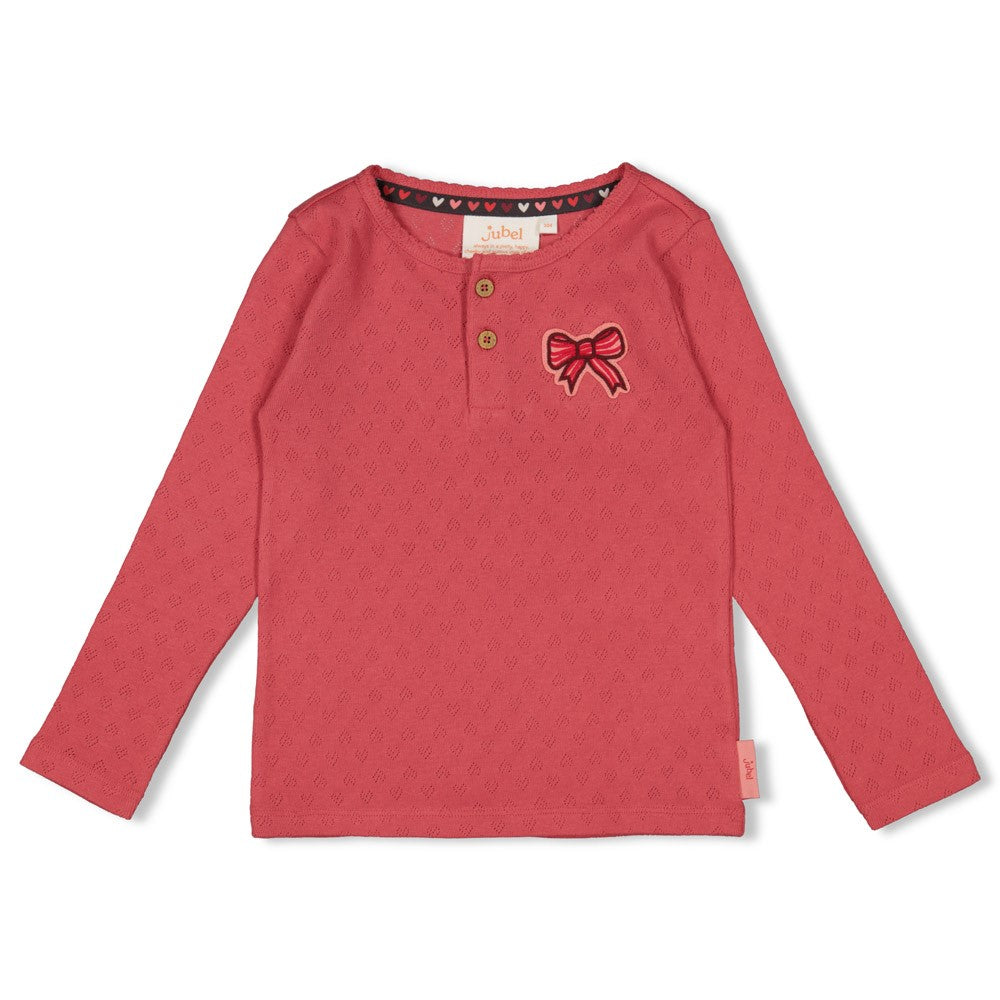 Dieses rosa-rote, gerippte Langarmshirt mit einer zarten Schleife stammt aus der Queen Of Hearts Kollektion von Jubel und bietet einen charmanten, bequemen Look für jeden Tag.