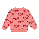 Dieser rosa Pullover aus der Queen Of Hearts Kollektion von Jubel besticht durch seinen auffälligen roten All-Over-Print und verleiht jedem Outfit einen einzigartigen Charme.