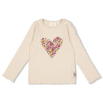 Dieses helle, gerippte Langarmshirt mit einem floralen Herzmotiv stammt aus der Shine Bright Kollektion von Jubel und bietet einen angenehmen Tragekomfort.