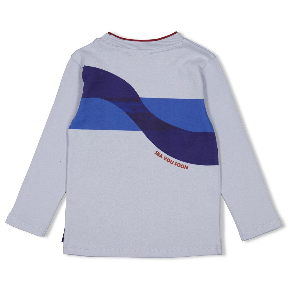 Dieses blaue Langarmshirt aus der Waves and Whales Kollektion von Sturdy besticht durch sein maritimes Design und sorgt für einen stilvollen Auftritt.
