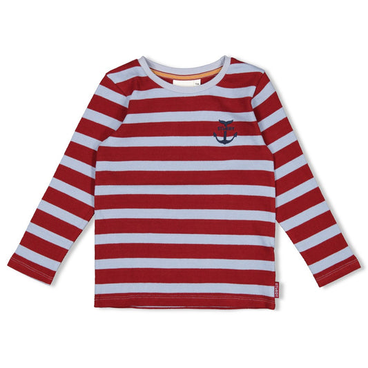 Dieses rot-blaue, gestreifte Langarmshirt aus der Waves and Whales Kollektion von Sturdy überzeugt mit seinem gerippten Material und einem dezenten Anker-Detail – perfekt für einen maritimen Look mit Stil.