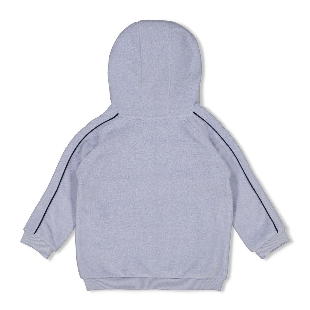 Diese blaue Fleece-Kapuzenjacke aus der Waves and Whales Kollektion von Sturdy bietet angenehmen Tragekomfort und stilvollen Schutz an kühlen Tagen.