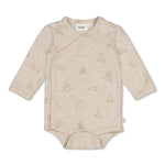 Wickelbody AOPvon Feetje - The Cuddle Company von Feetje Dieser praktische Wickelbody besticht durch sein verspieltes All-Over-Print-Design und bietet maximale Flexibilität für Babys erste Wochen. Die Wickelform ermöglicht einfaches An- und Ausziehen ohne umständliches Überziehen über den Kopf.&nbsp; Der elastische Anteil sorgt für langlebige Passform auch nach häufigem Waschen. Perfekt für den Alltag und ideal als Geschenk zur Geburt.