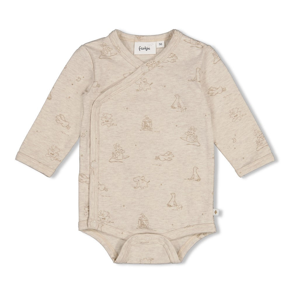 Wickelbody AOPvon Feetje - The Cuddle Company von Feetje Dieser praktische Wickelbody besticht durch sein verspieltes All-Over-Print-Design und bietet maximale Flexibilität für Babys erste Wochen. Die Wickelform ermöglicht einfaches An- und Ausziehen ohne umständliches Überziehen über den Kopf.&nbsp; Der elastische Anteil sorgt für langlebige Passform auch nach häufigem Waschen. Perfekt für den Alltag und ideal als Geschenk zur Geburt.