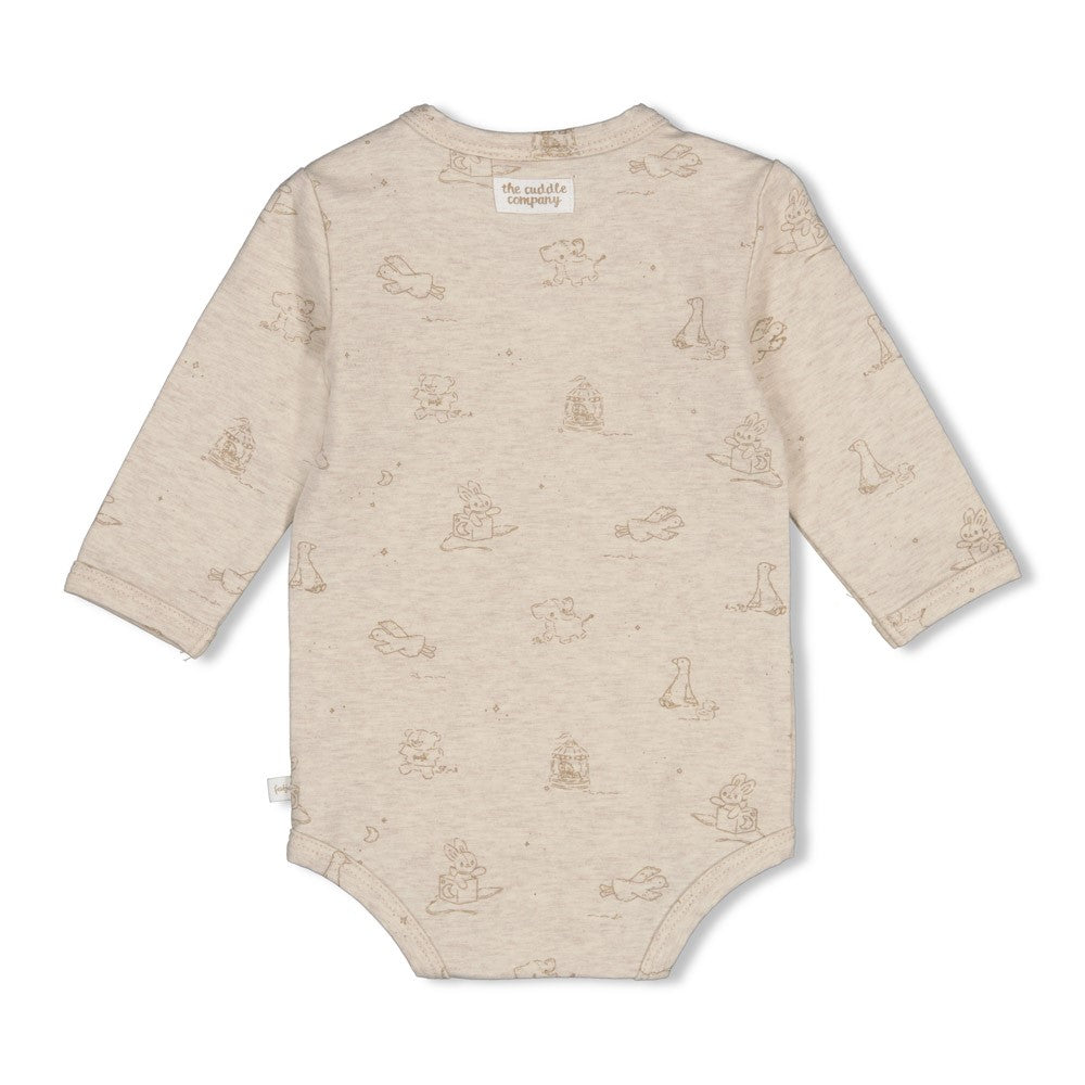 Wickelbody AOP - The Cuddle Company von Feetje Dieser praktische Wickelbody besticht durch sein verspieltes All-Over-Print-Design und bietet maximale Flexibilität für Babys erste Wochen. Die Wickelform ermöglicht einfaches An- und Ausziehen ohne umständliches Überziehen über den Kopf.&nbsp; Der elastische Anteil sorgt für langlebige Passform auch nach häufigem Waschen. Perfekt für den Alltag und ideal als Geschenk zur Geburt.