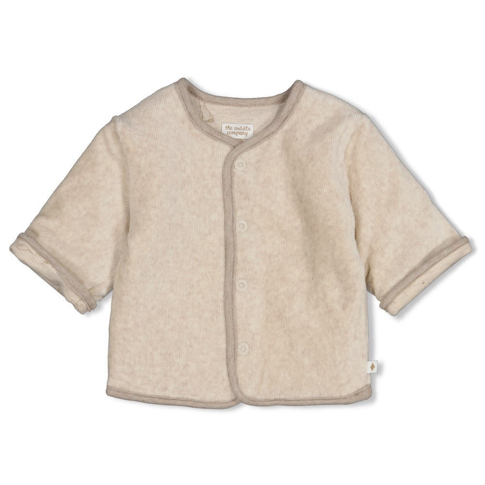 Kuschelig weich und vielseitig einsetzbar – die gerippte Wendejacke Samt von Feetje ist das perfekte Übergangsstück für kleine Abenteurer.&nbsp; Die wärmende Polsterung sorgt für extra Komfort, während die natürliche Baumwollmischung sanft zur empfindlichen Babyhaut ist. Ideal für Frühling und Herbst – einfach umdrehen und neu kombinieren.


