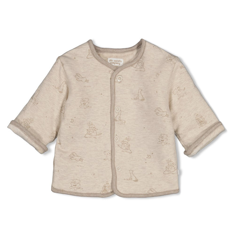 Kuschelig weich und vielseitig einsetzbar – die gerippte Wendejacke Samt von Feetje ist das perfekte Übergangsstück für kleine Abenteurer.&nbsp; Die wärmende Polsterung sorgt für extra Komfort, während die natürliche Baumwollmischung sanft zur empfindlichen Babyhaut ist. Ideal für Frühling und Herbst – einfach umdrehen und neu kombinieren.

