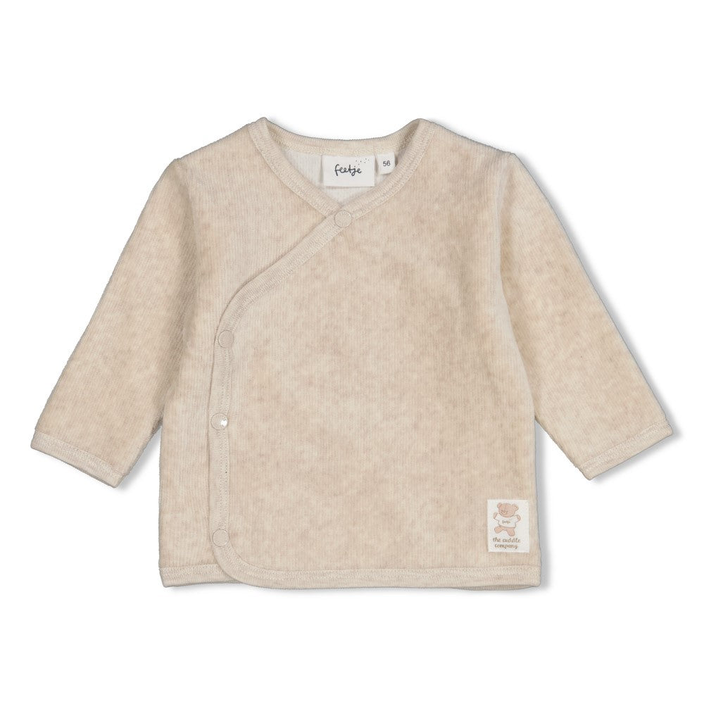 Weiches Wickelshirt von Feetje aus hochwertigem Velours-Rippstoff – perfekt für zarte Babyhaut. Die elastische Mischung aus Baumwolle, Polyester und Elasthan bietet optimalen Komfort und Bewegungsfreiheit. Das klassische Wickeldesign ermöglicht einfaches An- und Ausziehen. Ideal für Neugeborene und Babys in den ersten Monaten.