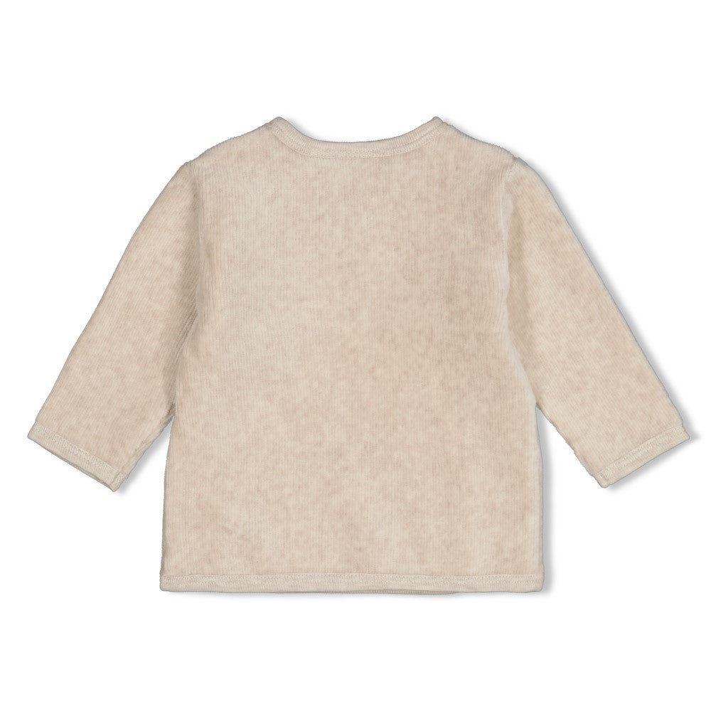 Weiches Wickelshirt von Feetje aus hochwertigem Velours-Rippstoff – perfekt für zarte Babyhaut. Die elastische Mischung aus Baumwolle, Polyester und Elasthan bietet optimalen Komfort und Bewegungsfreiheit. Das klassische Wickeldesign ermöglicht einfaches An- und Ausziehen. Ideal für Neugeborene und Babys in den ersten Monaten.