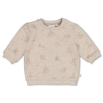 Sweater AOP - The Cuddle Company von Feetje. Dieser kuschelige Sweater besticht durch sein verspieltes All-Over-Print-Design und überzeugt mit höchstem Tragekomfort. Der weiche Stoff schmiegt sich angenehm an die Haut und sorgt für wärmende Gemütlichkeit an kühlen Tagen. Ein zeitloser Begleiter für entspannte Momente und lässige Alltags-Looks.