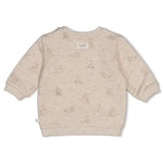Sweater AOP - The Cuddle Company von Feetje. Dieser kuschelige Sweater besticht durch sein verspieltes All-Over-Print-Design und überzeugt mit höchstem Tragekomfort. Der weiche Stoff schmiegt sich angenehm an die Haut und sorgt für wärmende Gemütlichkeit an kühlen Tagen. Ein zeitloser Begleiter für entspannte Momente und lässige Alltags-Looks.
