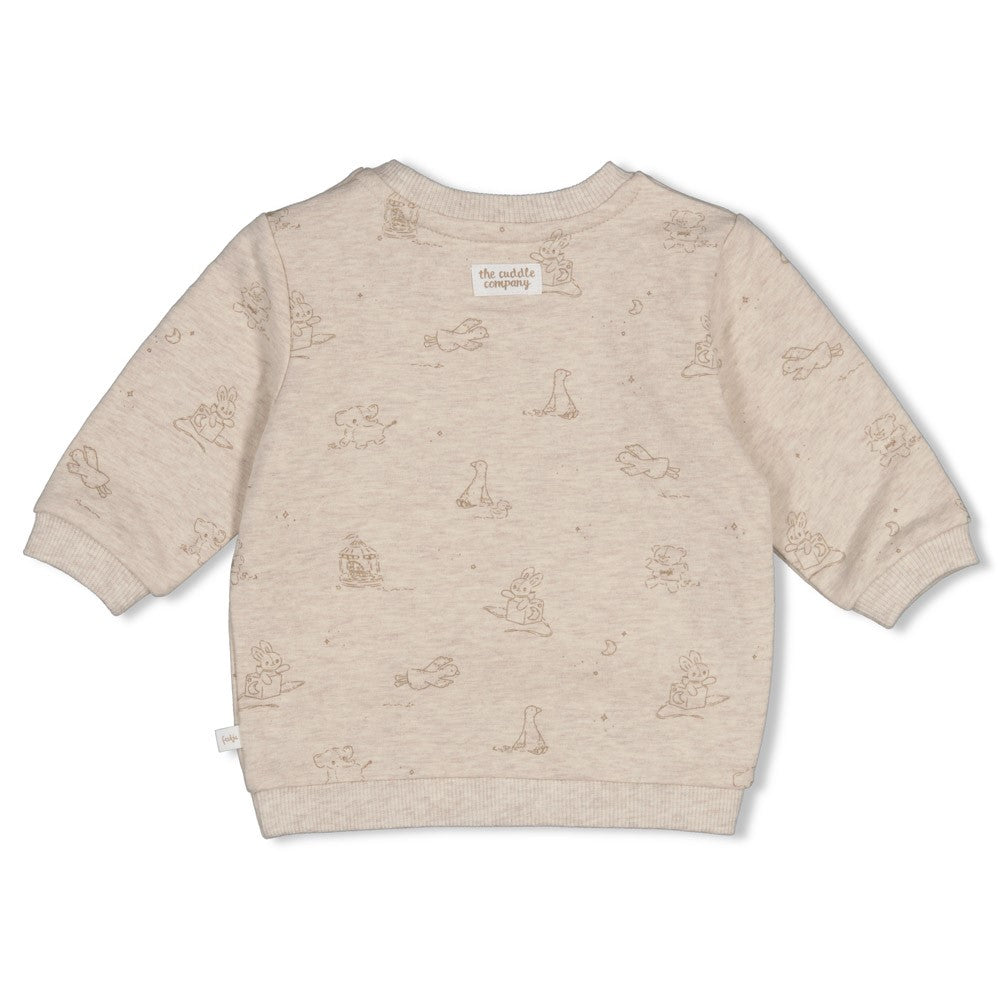 Sweater AOP - The Cuddle Company von Feetje. Dieser kuschelige Sweater besticht durch sein verspieltes All-Over-Print-Design und überzeugt mit höchstem Tragekomfort. Der weiche Stoff schmiegt sich angenehm an die Haut und sorgt für wärmende Gemütlichkeit an kühlen Tagen. Ein zeitloser Begleiter für entspannte Momente und lässige Alltags-Looks.