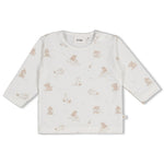 Weiches Longsleeve mit charmanten All-Over-Print von Feetje. Das Shirt besticht durch seinen hohen Tragekomfort und die elastische Single-Jersey-Qualität, die sich perfekt an den Körper anpasst. Ideal für Alltag und Freizeit – ein vielseitiges Lieblingsstück für kleine Träger.
