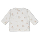 Weiches Longsleeve mit charmanten All-Over-Print von Feetje. Das Shirt besticht durch seinen hohen Tragekomfort und die elastische Single-Jersey-Qualität, die sich perfekt an den Körper anpasst. Ideal für Alltag und Freizeit – ein vielseitiges Lieblingsstück für kleine Träger.