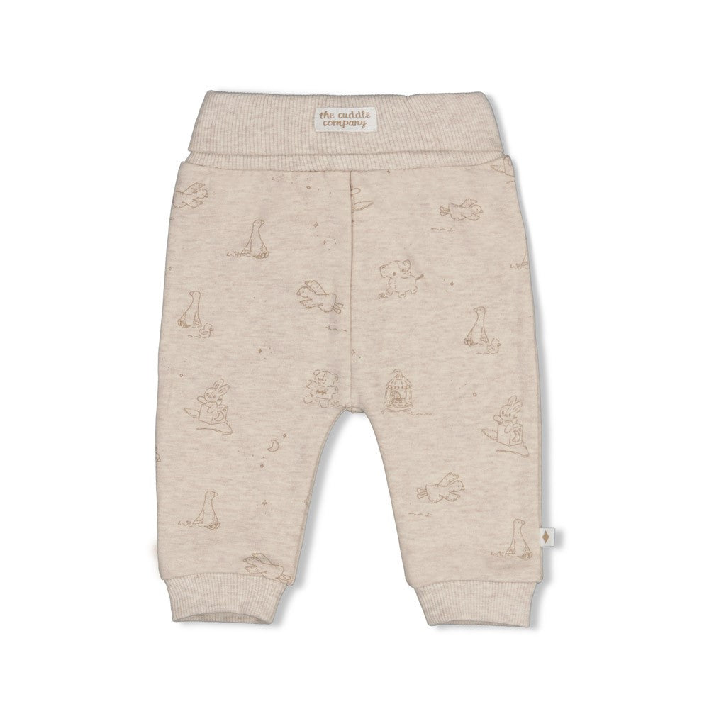 Kuschelige Hose mit verspieltem All-Over-Print von Feetje. Das weiche French-Terry-Material aus 96% Baumwolle und 4% Elasthan bietet maximalen Komfort und Bewegungsfreiheit. Perfekt für entspannte Tage – ob zu Hause oder unterwegs. Die elastische Taille und die praktischen Taschen machen diese Hose zum Lieblingsstück.