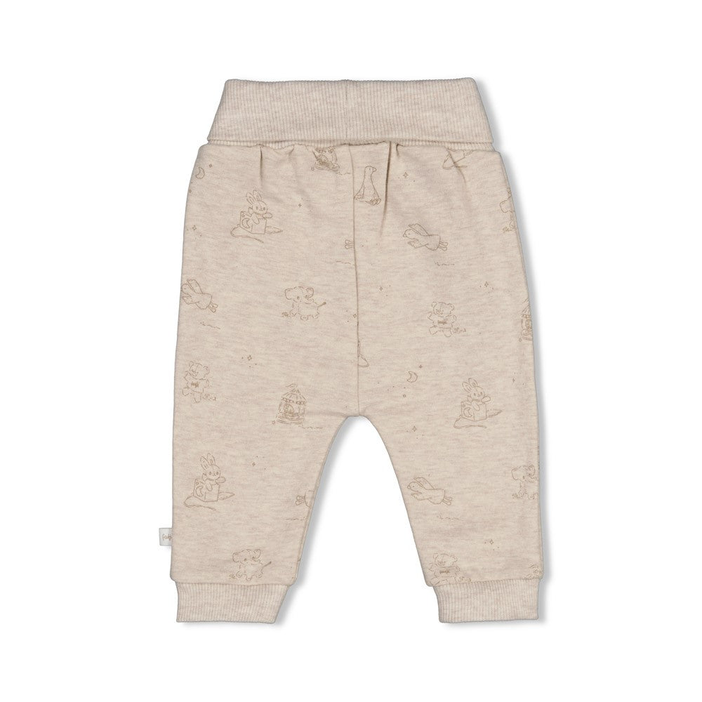 Kuschelige Hose mit verspieltem All-Over-Print von Feetje. Das weiche French-Terry-Material aus 96% Baumwolle und 4% Elasthan bietet maximalen Komfort und Bewegungsfreiheit. Perfekt für entspannte Tage – ob zu Hause oder unterwegs. Die elastische Taille und die praktischen Taschen machen diese Hose zum Lieblingsstück.